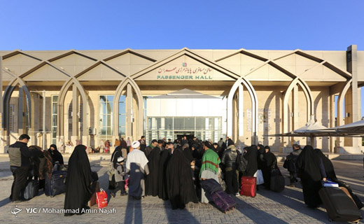 با زائران در مرز مهران؛ افزایش ۳۶ گیت جدید/ تکمیل ۳۰ درصد از ظرفیت پارکینگ اربعین مهران/ ایجاد چتر WIFI رایگان در پایانه/مشکلی در خصوص تامین ارز زائران در مهران وجود ندارد+ فیلم و تصاویر