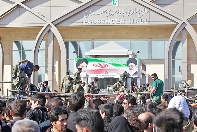 با زائران در مرز مهران؛ برگ تردد موقت در پایانه مرزی مهران صدور نمی شود/ امکانات بنیاد مستضعفان در مرز مستقر شد/ تردد در مسیر ایلام-مهران روان است + فیلم و تصاویر