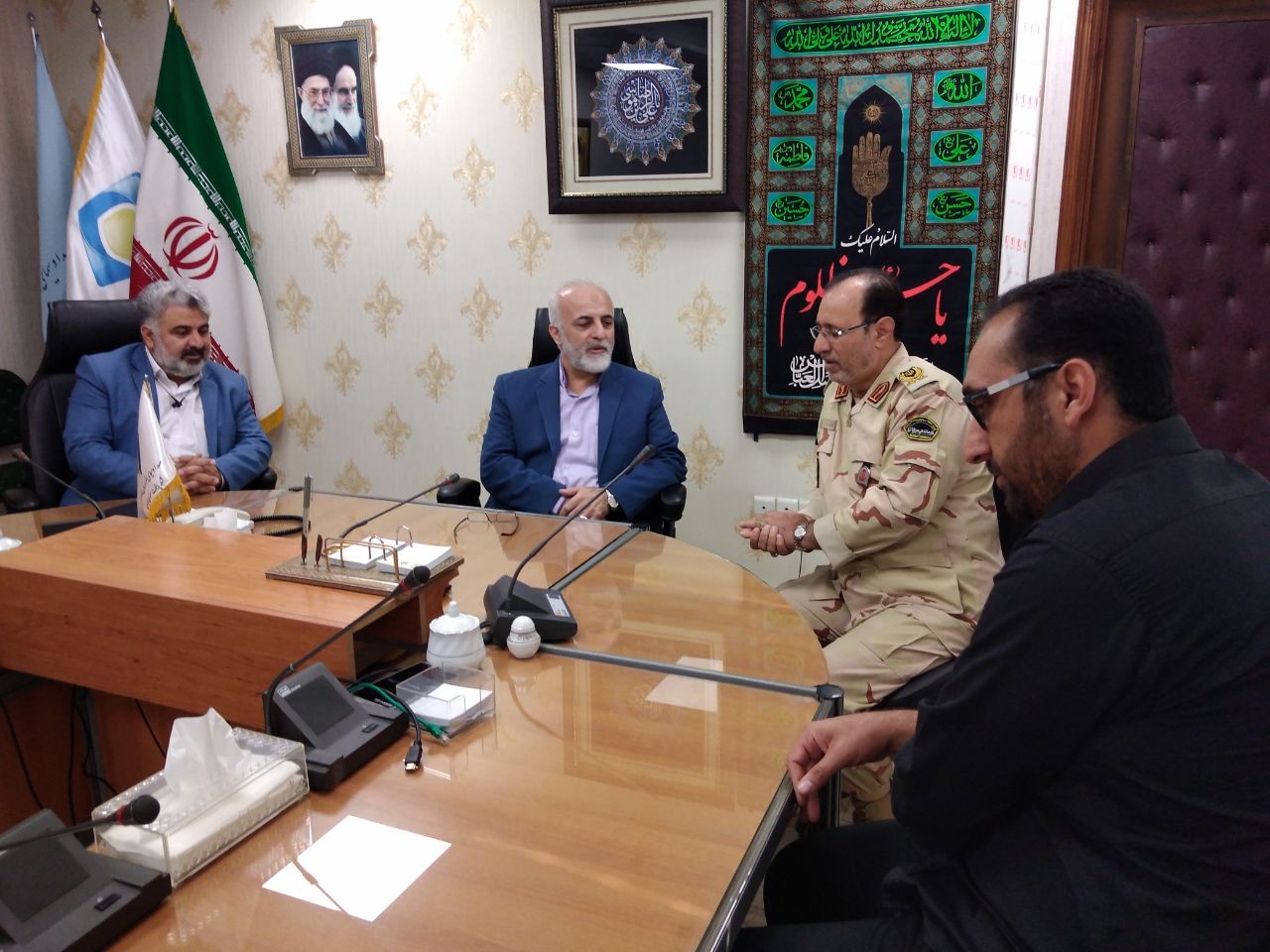 بوسه مدیر کل صدا وسیمای خراسان رضوی بر لباس مقدس مرزبانی/مرزبانان امنیت سازان ایران