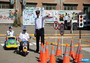 آموزش حضوری دانش آموزان دبستان پسرانه از سوی  پلیس راهور بافق