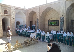بازدید کودکان دبستانی از اماکن گردشگری و تاریخی بافق