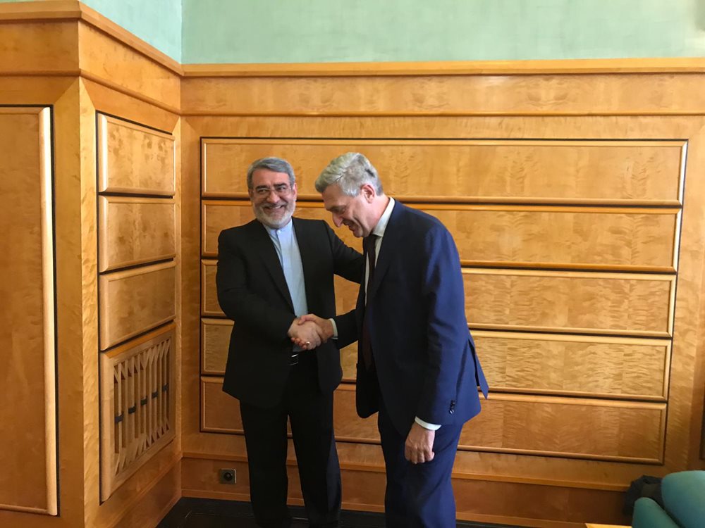 دولت افغانستان از مهاجرت غیر قانونی جلوگیری کند/ کمک&zwnj;های بین المللی کمتر از ۶ درصد هزینه&zwnj;های ایران برای پناهندگان است
