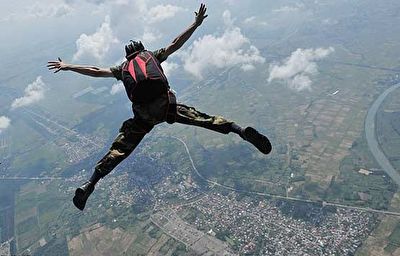 لحظه مرگ یک چترباز به دلیل یاز نشدن چتر + فیلم