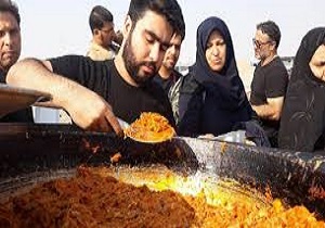 توزیع روزانه ۷۰ هزار وعده غذایی بین زائران اربعین حسینی در شلمچه