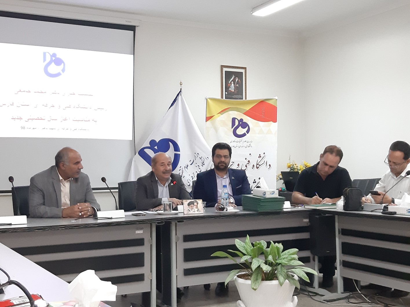 کمبود ظرفیت اسکان خوابگاهی برای دانشجویان دانشکده باهنر شیراز