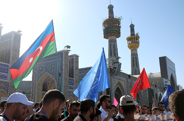 تشرف کاروانی از زائران کشور آذربایجان به حرم رضوی