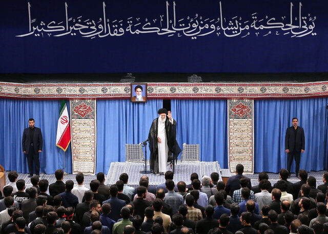 مادر نخبه/ تصویرخاص از دیدار  رهبر انقلاب با جمعی از نخبگان و استعدادهای برتر علمی