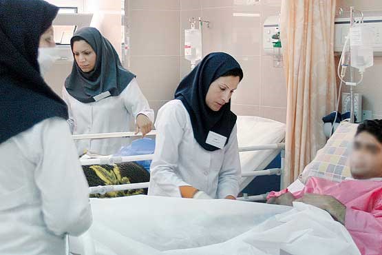 کمبود ۱۵۰ هزار پرستار در کشور/ پرستاری یک شغل زنانه محسوب می‌شود