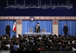 ترسیم چهره امام خمینی(ره) و شهید حججی در حضور رهبر انقلاب + فیلم