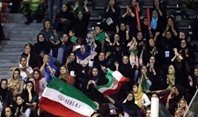 مهیا شدن حضور بانوان در ورزشگاه آزادی برای دیدن برد پر گل ایران مقابل کامبوج + فیلم