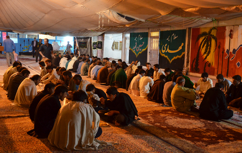 پذیرایی و اطعام از زائران پاکستانی در موکب مستقر در ورودی شهر ماهان +تصاویر