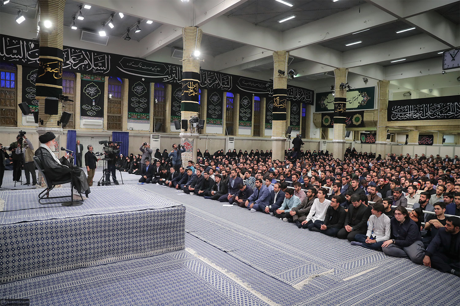 معنای آیه قرآنی که جلسۀ دیدار نخبگان با رهبر انقلاب را مزین کرده بود + تصویر