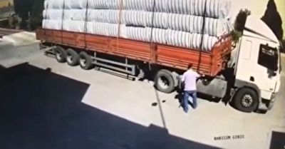 سقوط بار تریلی بر روی راننده + فیلم