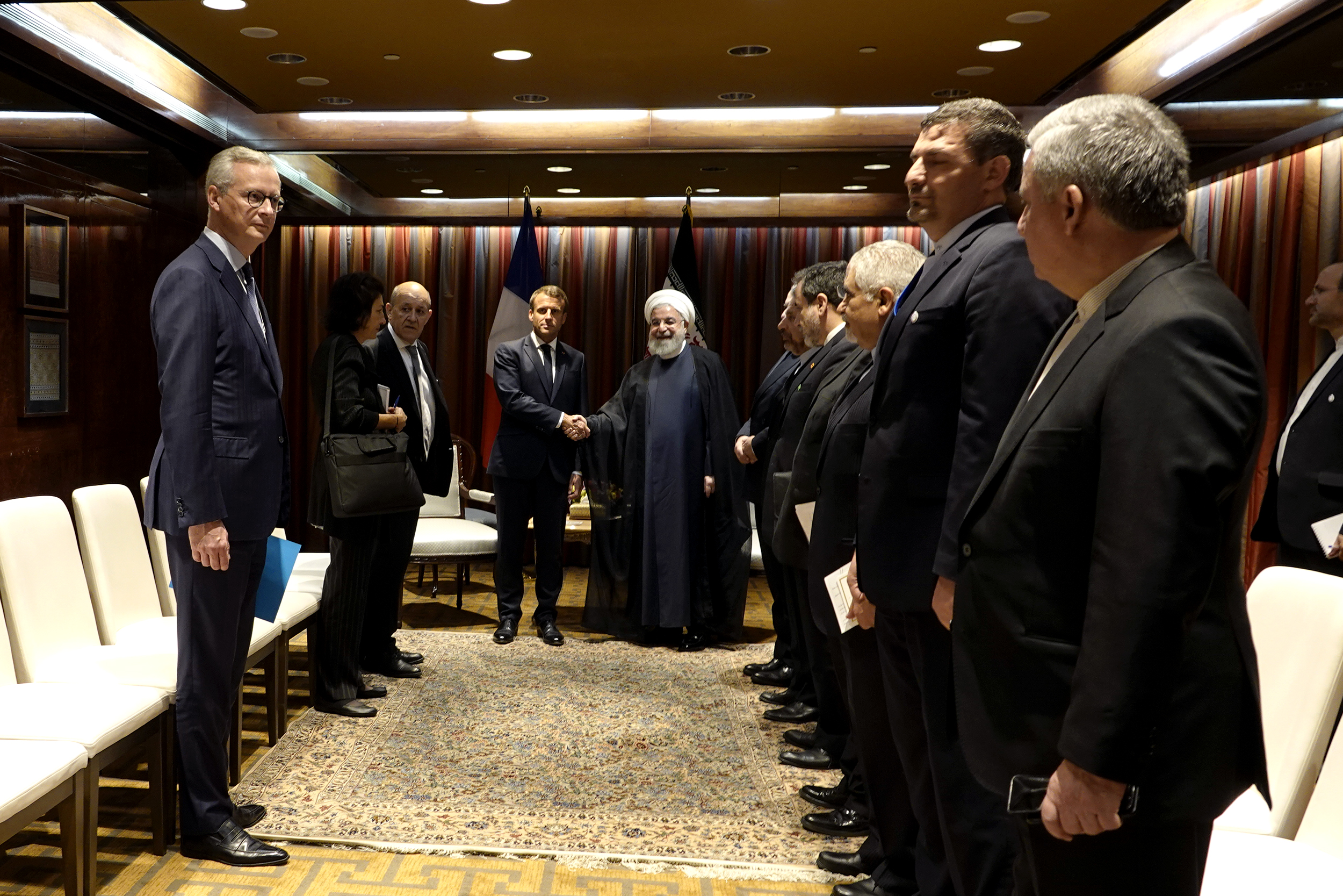 روحانی و مکرون در مورد مهمترین مسائل دوجانبه گفتوگو کردند روحانی و مکرون در مورد مهمترین مسائل دوجانبه گفتوگو کردند
