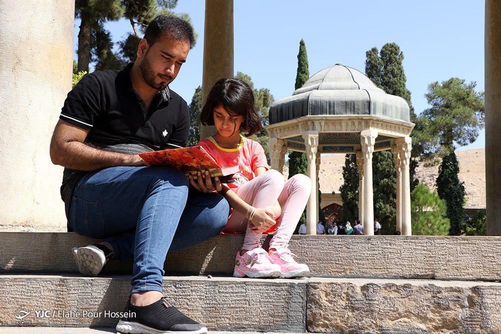 تفأل هنردوستان به حافظ شیرازی در کنار مقبره او +تصاویر