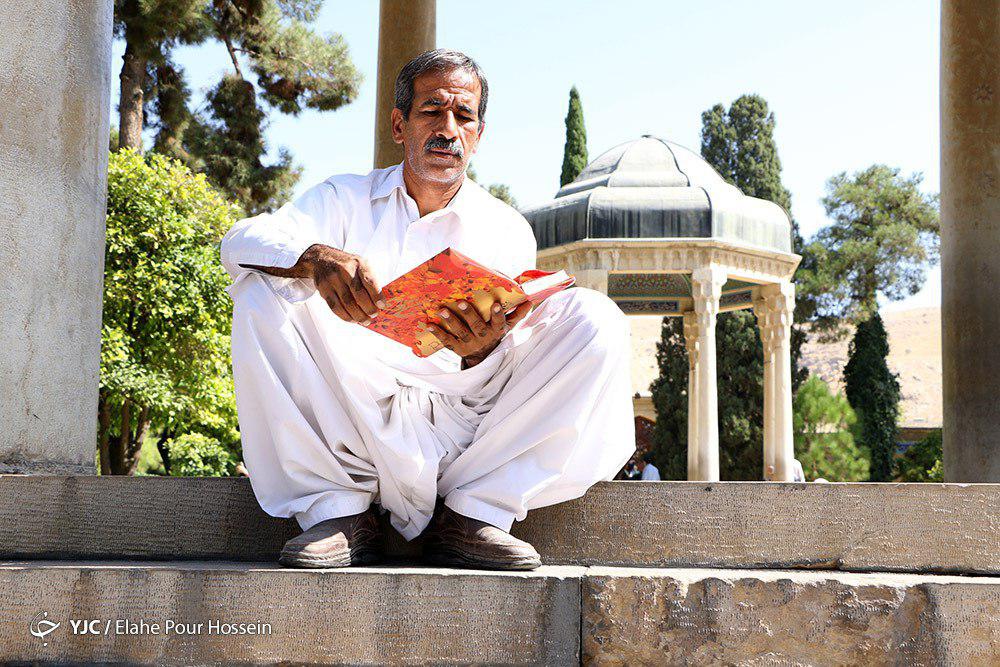 تفأل هنردوستان به حافظ شیرازی در کنار مقبره او +تصاویر
