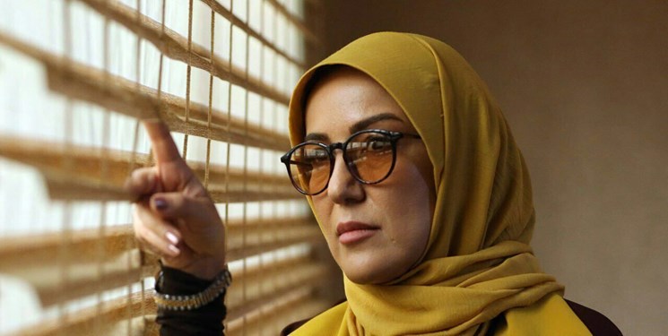 شوخی منشوری خانم بازیگر در مراسم اکران فیلم سینمایی «مسخره‌باز» + فیلم