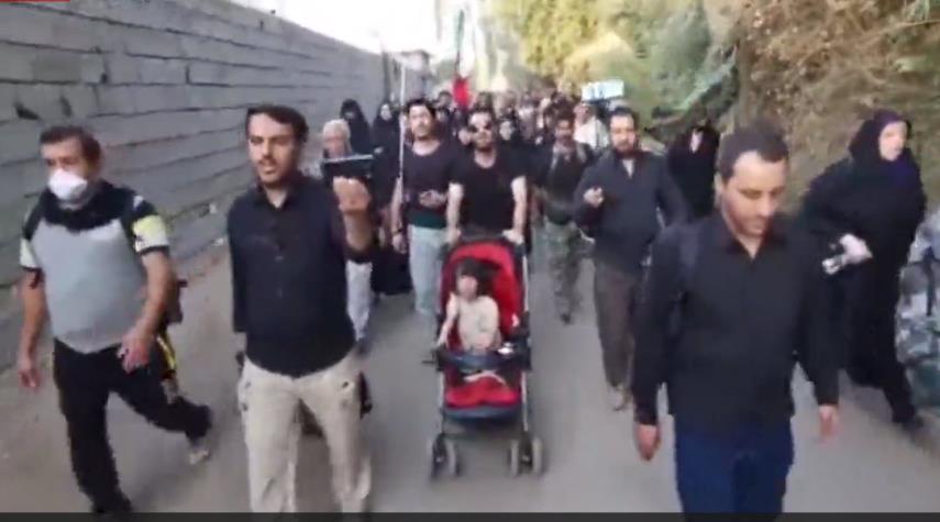 هم‌خوانی جالب زائران اربعین در مسیر کوفه به سمت کربلا + فیلم