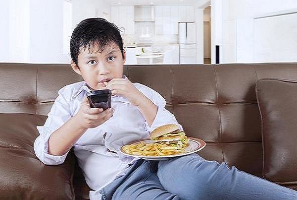 شیوع چاقی از سنین کودکی در حال افزایش است/////صادقی