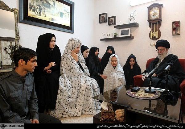 تصاویری از حضور رهبر انقلاب در منزل چهار خانواده&zwnj;ی شهید شهر بجنورد در سال ۹۱