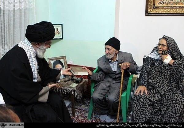 تصاویری از حضور رهبر انقلاب در منزل چهار خانواده&zwnj;ی شهید شهر بجنورد در سال ۹۱