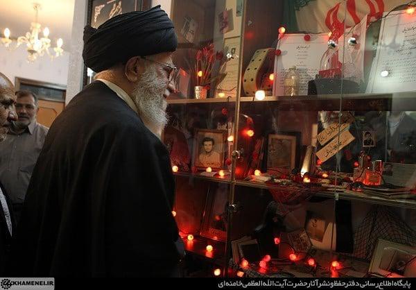تصاویری از حضور رهبر انقلاب در منزل چهار خانواده&zwnj;ی شهید شهر بجنورد در سال ۹۱