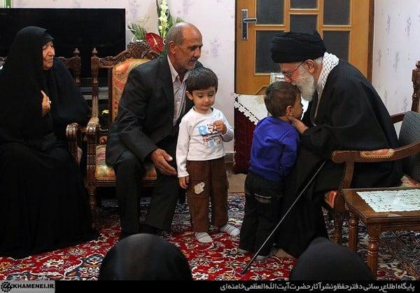 تصاویری از حضور رهبر انقلاب در منزل چهار خانواده&zwnj;ی شهید شهر بجنورد در سال ۹۱