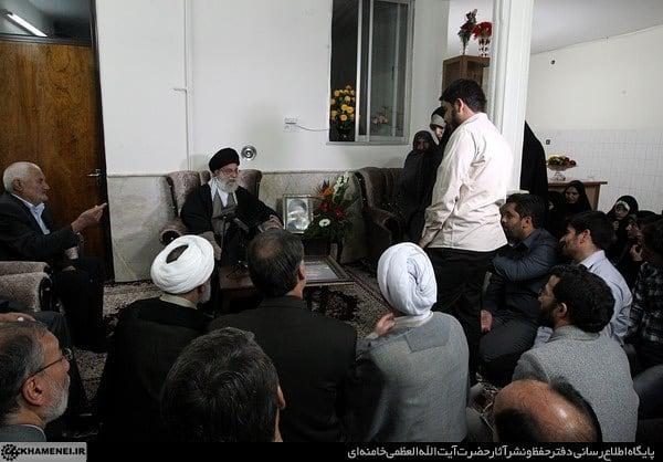 تصاویری از حضور رهبر انقلاب در منزل چهار خانواده&zwnj;ی شهید شهر بجنورد در سال ۹۱