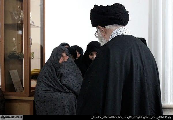تصاویری از حضور رهبر انقلاب در منزل چهار خانواده&zwnj;ی شهید شهر بجنورد در سال ۹۱
