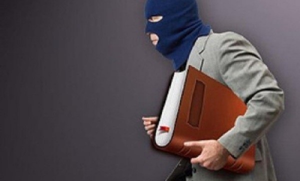 گلایه یک شاعر به خلاء قوانین بازدارنده برای اختلاس های ادبی