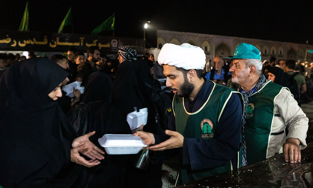 پیشکش ۱۰۰ هزار پرس غذا در مرز مهران از سوی آستان قدس رضوی