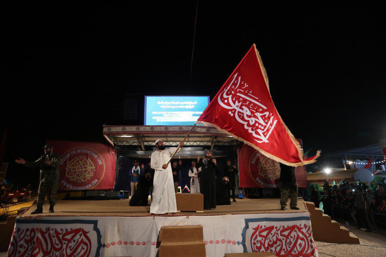 یک سرود نمایش در پیاده روی اربعین اجرا می شود