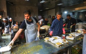 پخت و توزیع روزانه ۱۲ هزار پرس غذا در موکب مرز مهران