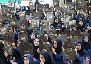 توزیع ۳۱ هزار دفترچه کاغذی در بین دانش آموزان
