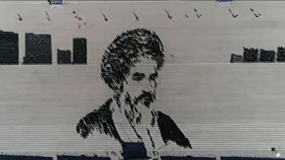 ترسیم چهره امام خمینی(ره) و شهید حججی در حضور رهبر انقلاب + فیلم