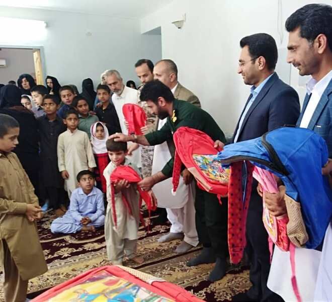 ۸۴۰ بسته آموزشی میان دانش&zwnj;آموزان محروم خاش توزیع شد