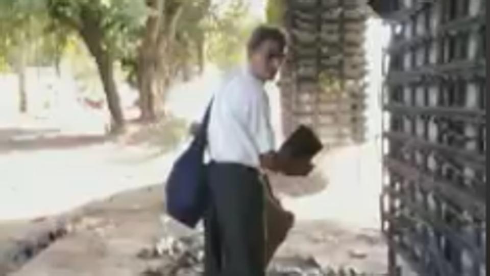 گلدان دزدی مرد هندوستانی در خیابان سوژه رسانه ها شد! + فیلم///