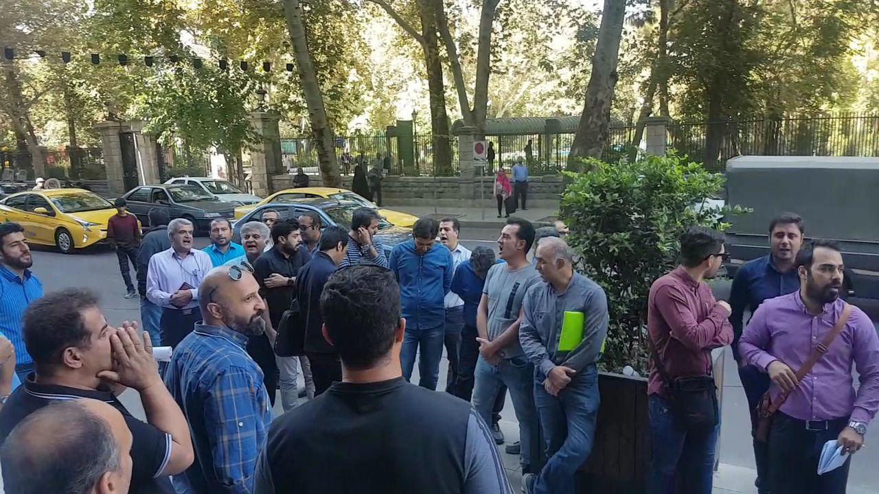 تجمع طلبکاران شهرداری تهران ساختمان شورای شهر + فیلم
