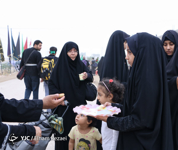 پذیرایی کوچک&zwnj;ترین خادمان اباعبدالله(ع) در مسیر پیاده&zwnj;&lrm;روی اربعین +تصاویر