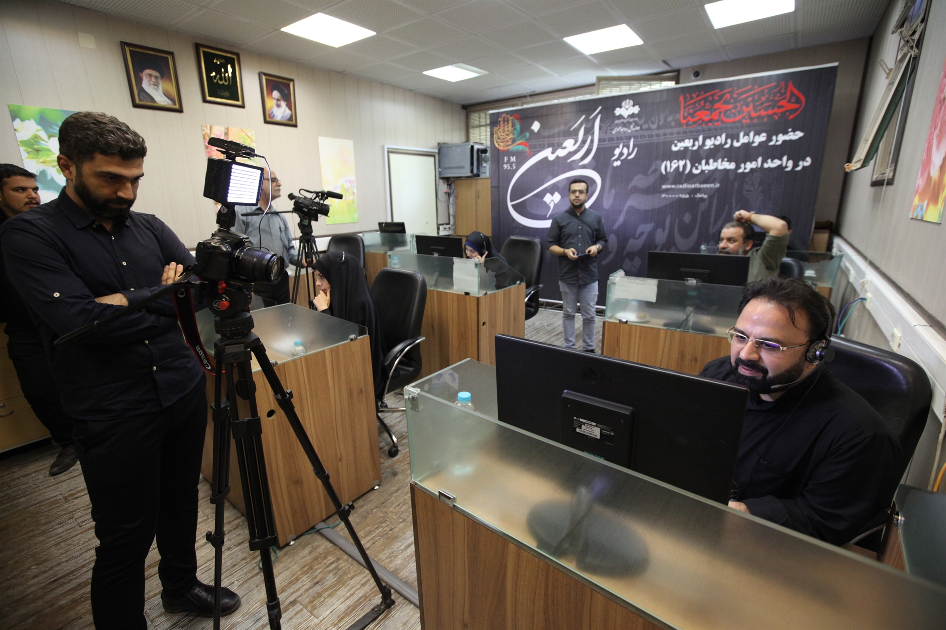 عوامل رادیو اربعین با مخاطبان خود گفت&zwnj;وگو کردند/ همدلی زائران بعید با زائران قریب