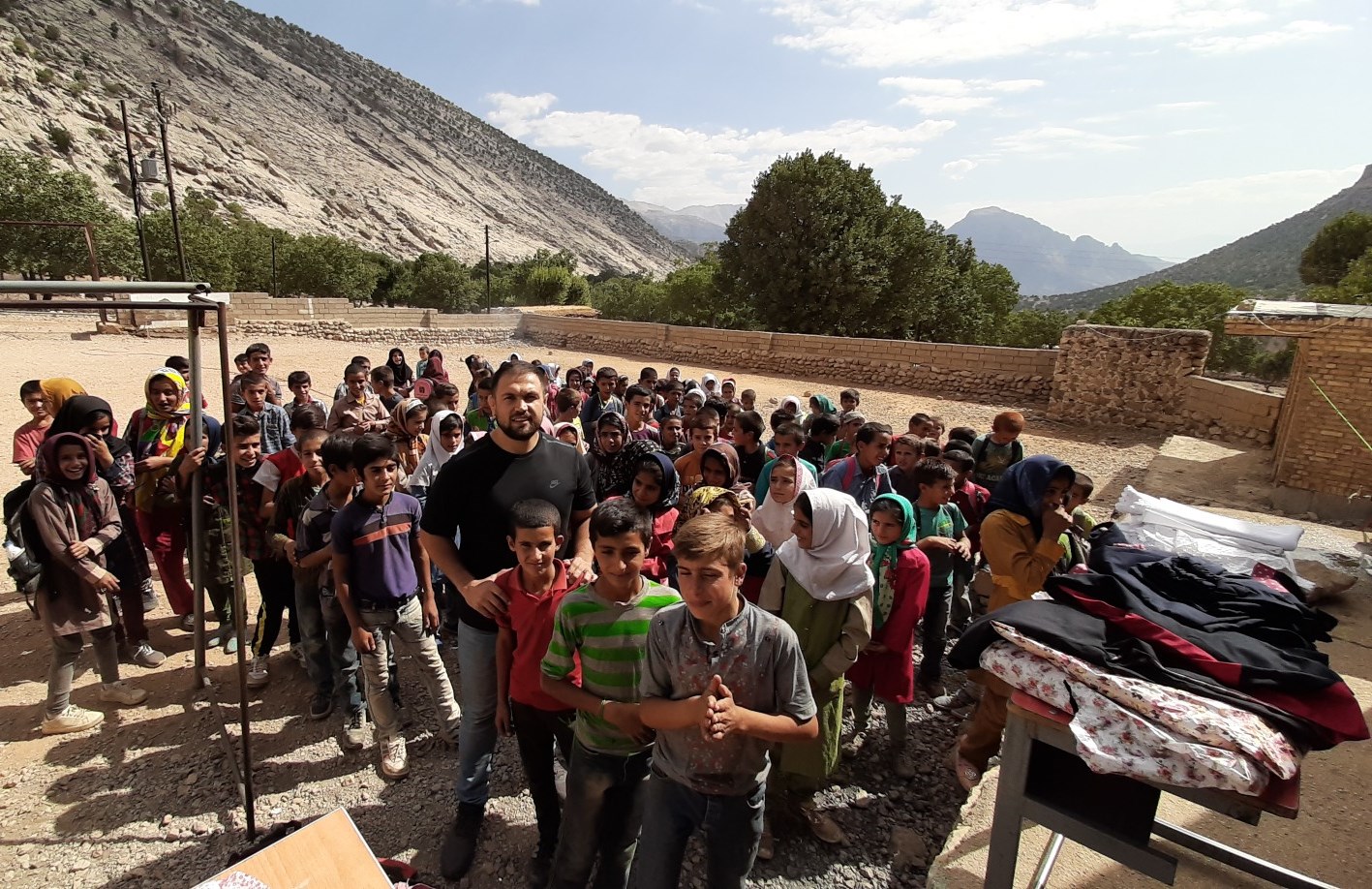 دلجویی قهرمان المپیک از مردمان روستای محروم ممبین استان خوزستان+تصاویر