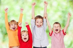 کودک متوجه صمیمیت ساختگی والدین می‌شود + فیلم