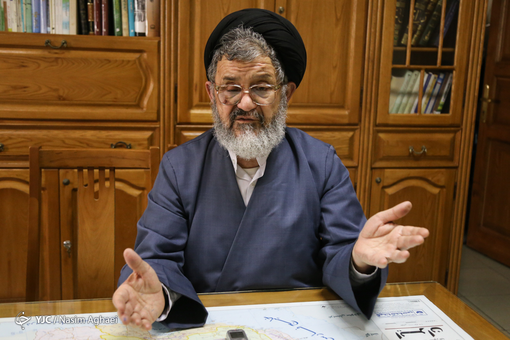 هر کسی از روی علم و عناد با انقلاب در افتاد، رسوا شده است