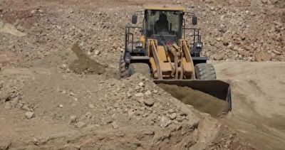 آغاز عملیات خاکبرداری در روستای مدفون شده در زیر خاک در استان کهگیلویه و بویراحمد + فیلم