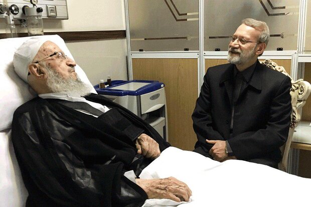 علی لاریجانی از آیت&zwnj;الله مکارم شیرازی عیادت کرد