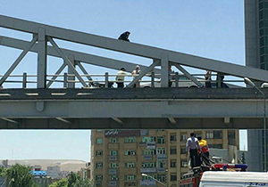 لحظه اقدام به خودکشی دختر جوان از روی پل هوایی در رشت + فیلم