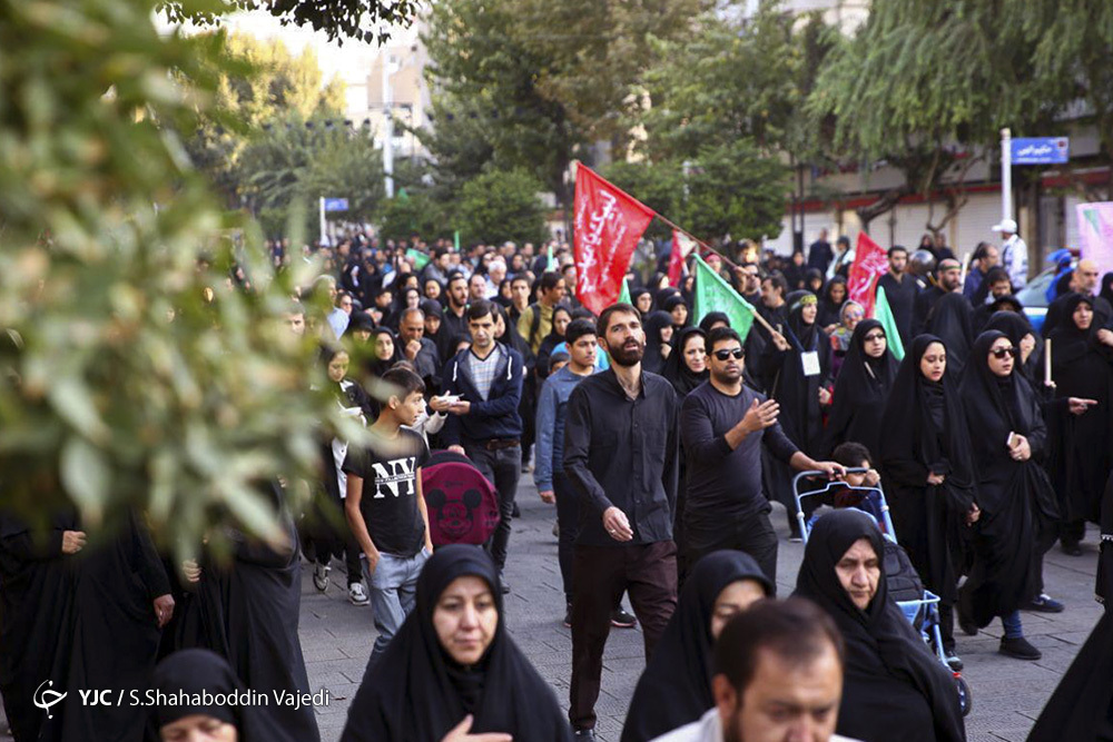 پرچم رژیم صهیونیستی زیر پای زوار جامانده پیاده امام حسین (ع) + تصویر