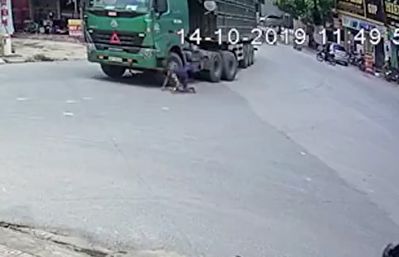 خوش شانسی دوچرخه سواز از له نشدن زیر کامیون + فیلم