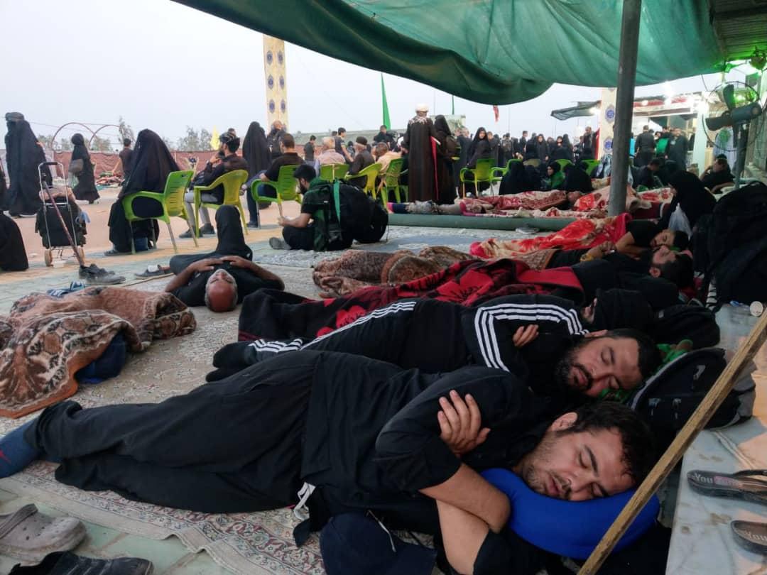 استراحت بی&zwnj;تکلف فرزند ارشد دبیر کل حزب&zwnj;الله در موکب&zwnj;های اربعین+ عکس