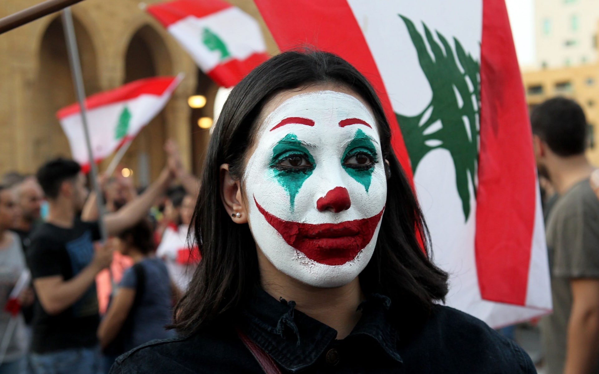 تصاویر روز: از نماز جماعت بانوان ایرانی در حرم عبدالعظیم در روز اربعین تا خشک کردن هزاران فرش دستباف در ترکیه